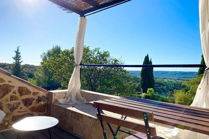 Gîte pour 2 personnes, avec piscine et jardin, animaux acceptés à Saint-Maximin (Nimes)