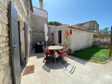 Gîte pour 4 personnes, avec jardin à Saint-Just-Luzac