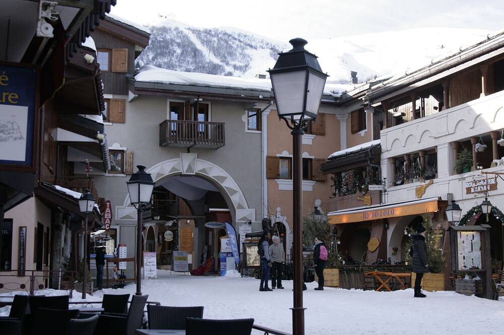Apartamento entero, Apartamento Valmorel (4 personas 30 m2) de vuelta a los esquís. Terraza con porche. in Valmorel, Les Avanchers-Valmorel
