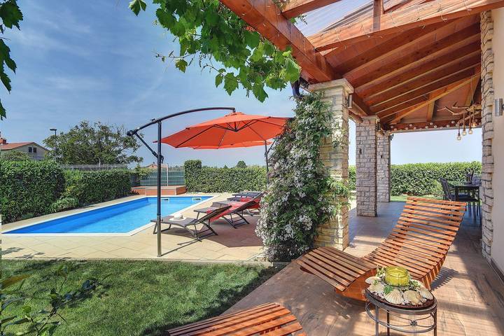 Ferienhaus für 6 Personen, mit Balkon und Terrasse sowie Garten und Pool