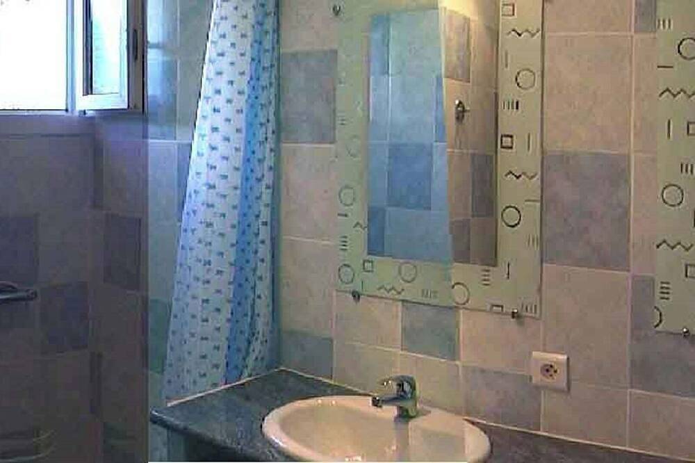 Apartamento entero, Apartamento para 4 personas, planta baja, pies en el agua acceso directo a la playa in Favone, Sari-Solenzara