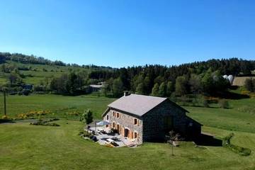Gîte pour 14 personnes, avec terrasse ainsi que jardin et sauna à Les Vastres