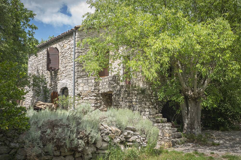 Grand Gîte 12/13 Pers Piscine Privée Tennis Sud Ardèche au Domaine Saint Cerice in Vogüé, Ardèche