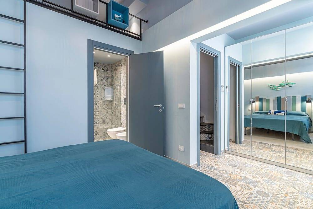 Appartamento intero, Appartamento 'Blue House con Terrazzo' vista mare, Wi-Fi e aria condizionata in Portopalo di Capo Passero, Siracusa e dintorni