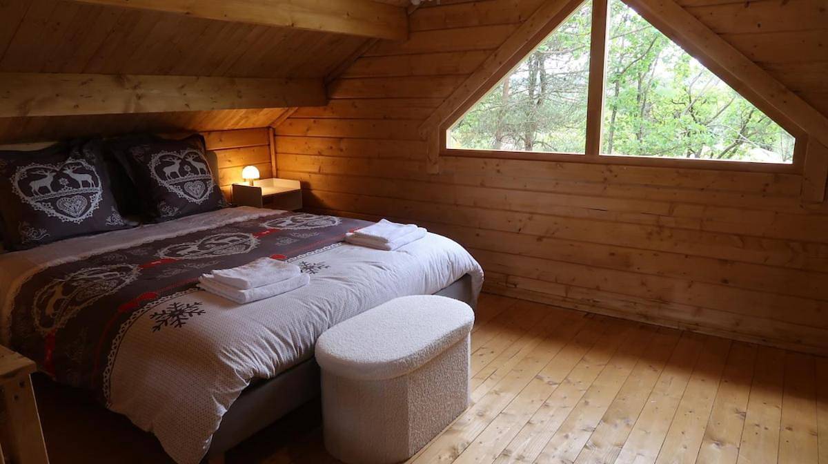 Chalet sous les pins classé 3 étoiles idéal pour 2, possible pour 4 in Céreste, Parc naturel régional du Luberon