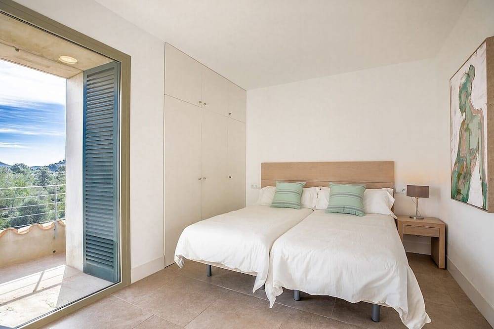 Large Contemporary Villa, A/C, Private Pool, Superb Mountain Views 20mins walk to Port de Pollenca! in Port de Pollença, Pollença