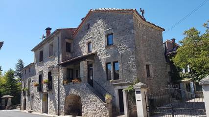 Gîte pour 6 personnes, avec jardin et vue, animaux acceptés à Le Caylar