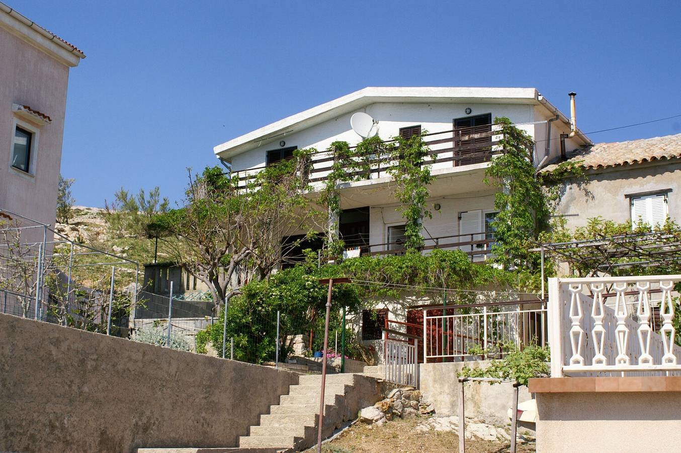 Ganze Wohnung, 2-Zimmer-Ferienwohnung mit Terrasse und Meerblick Zubovici (Pag) A-241-b in Zubovići, Pag