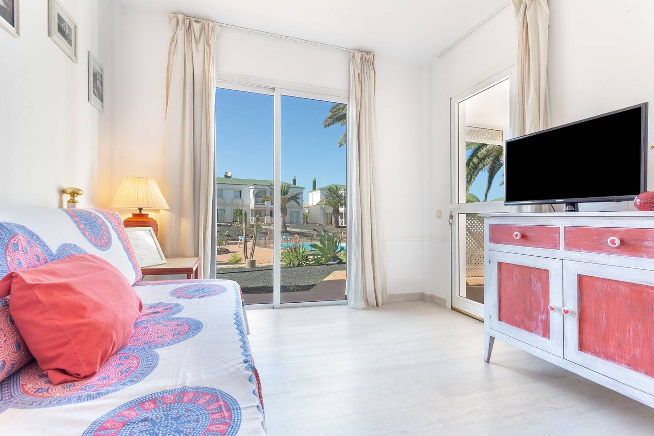 Apartamento entero, Apartamento de vacaciones 'Relax Holiday' con piscina compartida, terraza privada y Wi-Fi in Corralejo, La Oliva