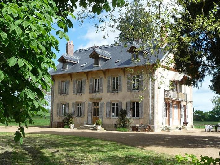 Location de vacances pour 15 personnes, avec terrasse et jardin à Saint-Saulge