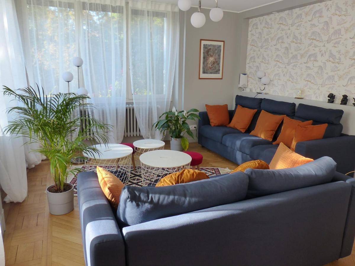 Appartement entier, La Maison de la Douce Heure, 4 appartements climatisés avec jardin au centre ville proche des Thermes in Lons-le-Saunier, Jura