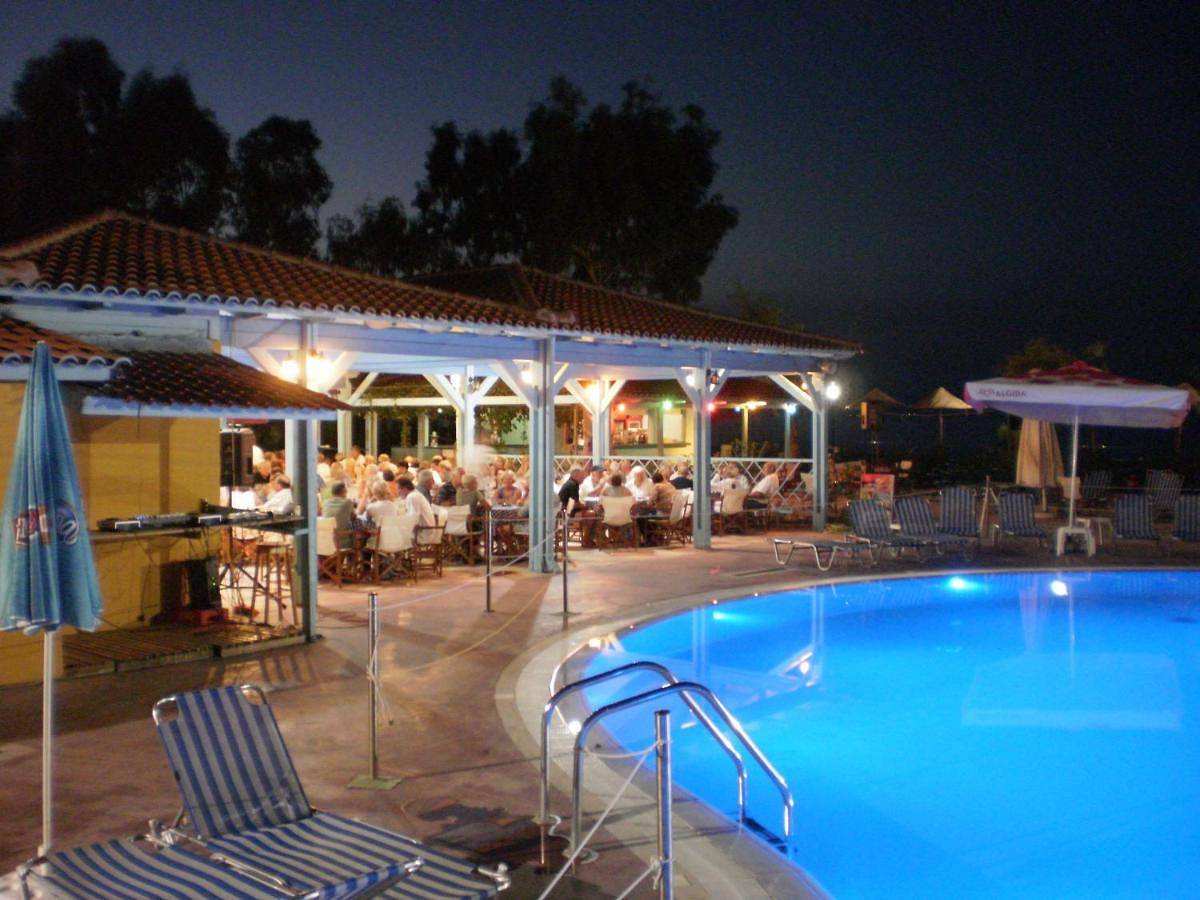 Happy Camp mobile homes in Camping Golden Sunset in Golf von Patras