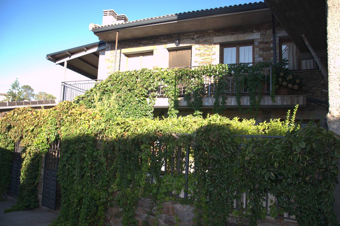 Apartamento entero, Apartamento 'Casa 2' con vistas a la montaña, jardín privado y Wi-Fi in Villares de Jadraque, Sierra Norte de Guadalajara