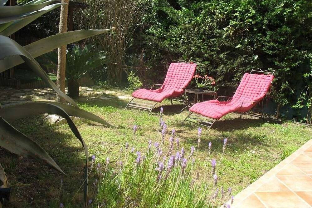 Apartamento entero, Cannes Croix des Gardes T2 con encanto, jardín privado, internet, piscina, garaje in Cannes, Region de Cannes