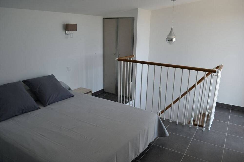 Appartement entier, Résidence avec piscine, 500 mètres plage, duplex avec vue mer, climatisé. in Pinarellu, Zonza