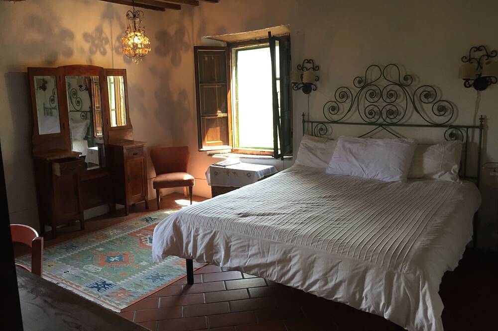 Schönes dreistöckiges Bauernhaus aus Stein in der Nähe von Lucca, Toskana in Borgo a Mozzano, Lucca Provinz