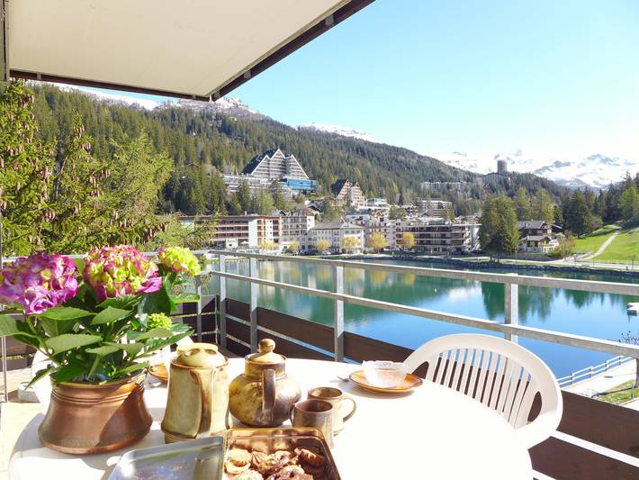 Location de vacances pour 2 personnes, avec balcon et vue ainsi que vue sur le lac et sauna à Crans-Montana