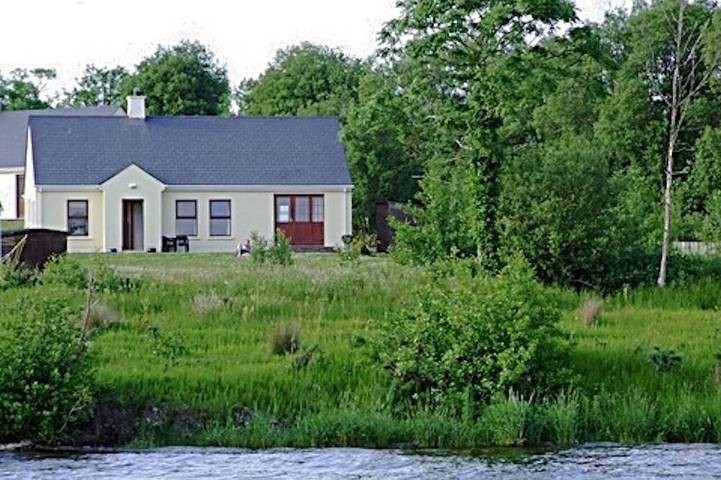 Log cabin for 6 people, with hot tub and terrace as well as garden in County Fermanagh