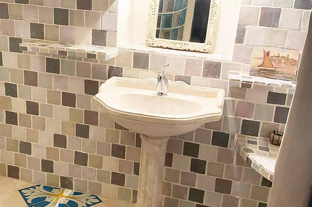 Appartement entier, Superb and spacious apartment in a relaxing and charming setting in Pernes-les-Fontaines, Vaucluse