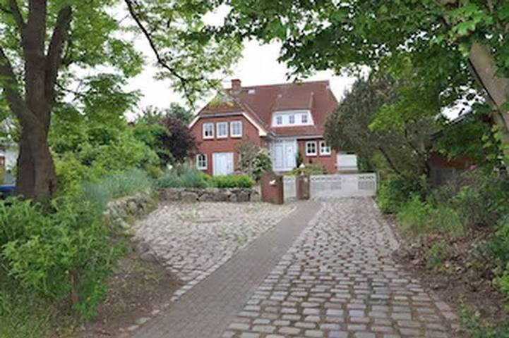Ferienwohnung für 8 Personen, mit Terrasse und Garten sowie Sauna in Brodten