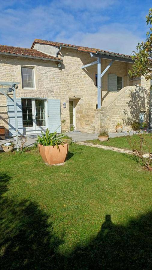 Location de vacances pour 5 personnes, avec jardin à Charmé