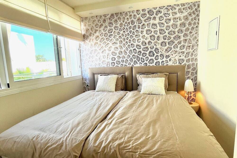 Luxuriöse, lichtdurchflutete Villa mit Pool, 50 m vom Meer entfernt in Playa de LA BALLENA (Arona), Arona