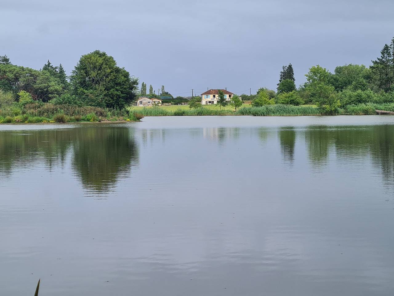 Entouré de Nature : Domaine Privé avec Maison, Lofts, Piscine, Étang pour Pêche, Terrasses et Confort Total in Bélâbre, Le Blanc und Umgebung