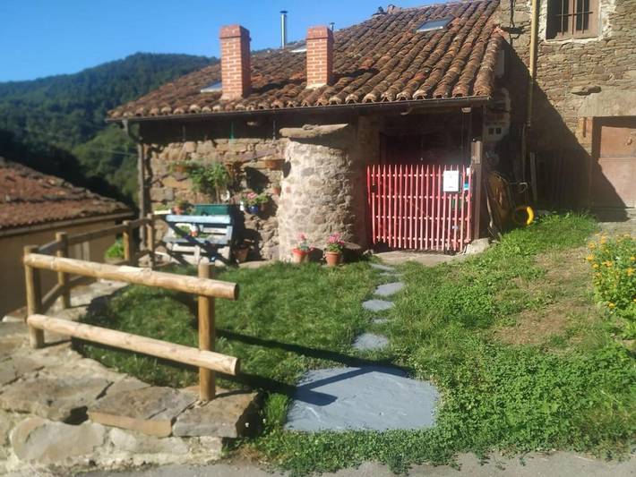 Casa rural para 4 personas, con jardín además de balcón y vistas en Quirós