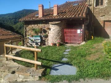 Casa rural para 4 personas, con balcón además de jardín y vistas en Parque Natural de Las Ubiñas-La Mesa