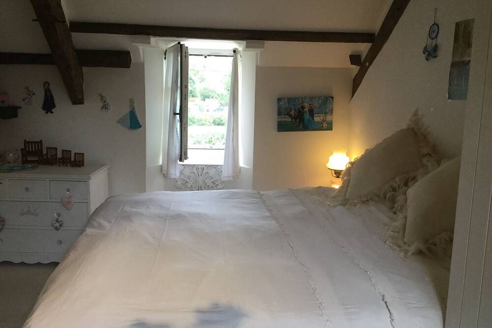 2 bedroom family canalside character cottage with jaccusi and 10 mn to Dinan in Betton, Région de Rennes