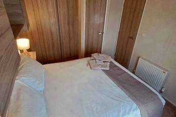 Static Caravan for 4 People in Barton on Sea, New Forest, Photo 4