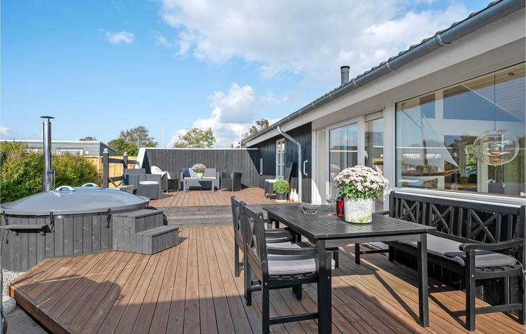 Ferienhaus für 4 Personen mit Terrasse in Følle Strand, Süddjursland