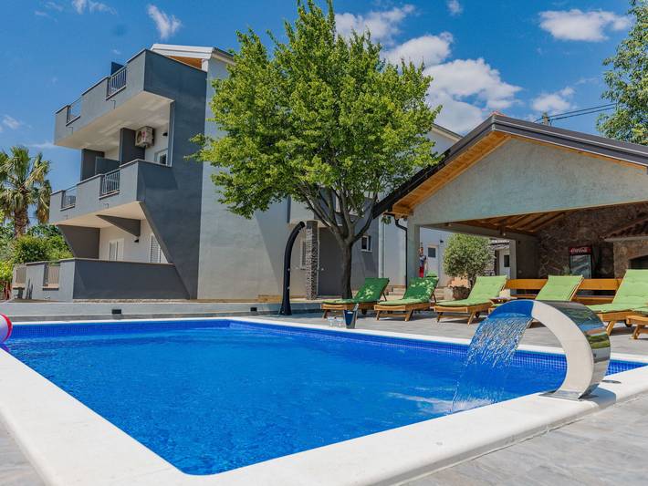 Ferienwohnung für 4 Personen, mit Balkon und Pool in Maslenica - 2