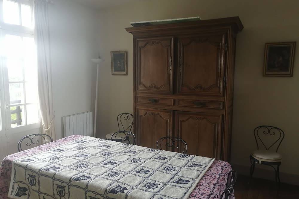 Appartement entier, Premier étage indépendant avec jardin sur le bord de mer. in Luc-sur-Mer, Région de Caen
