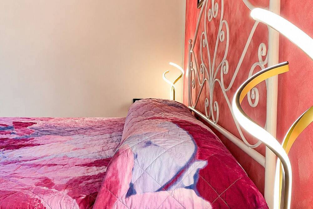 Appartement entier, Appartement de 2 chambres meublées avec goût en bord du lac avec piscine et plage privée in Lezzeno, Lac de Côme