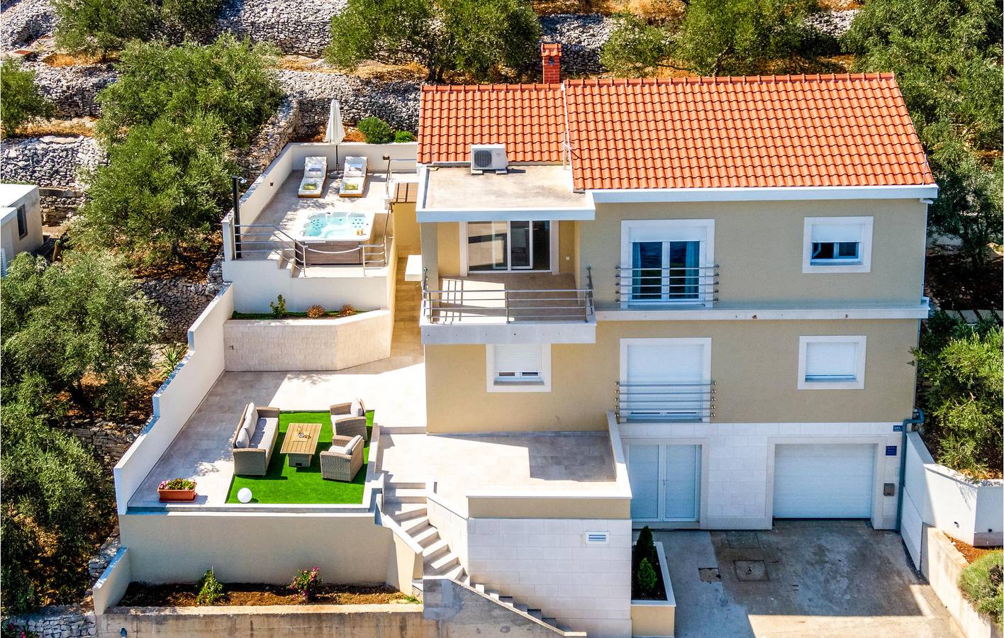 Gemütlich, 2 km von der Küste entfernt: WLAN, Klimaanlage, Parkplatz, Terrasse und Küche! in Blato, Korcula