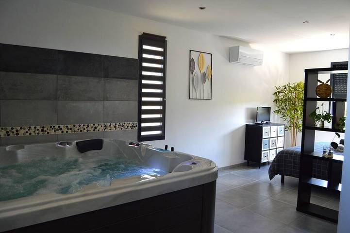 Location de vacances pour 4 personnes, avec jardin ainsi que terrasse et jacuzzi à Flaux