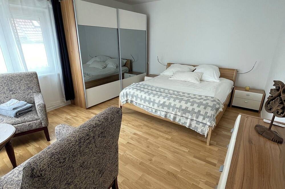 Ganze Wohnung, Comfortable 2-bedroom apartment with Wifi in Lovely Plieningen! in Stuttgart, Stuttgart Region