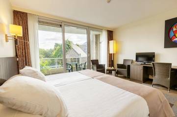 Hôtel pour 2 personnes, avec bassin pour enfant et piscine ainsi que vue et jardin à Mol