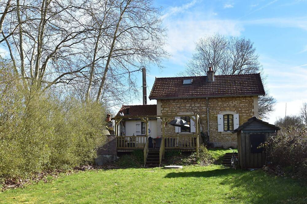 Hütte in Frankreich mit Garten am See in Montaron, Nièvre