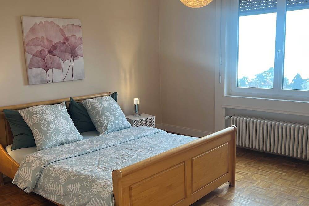 Appartamento intero, Nice Apartment, lake view, 3 bedrooms, Floor 1 in Neuchâtel, Three-Lakes
