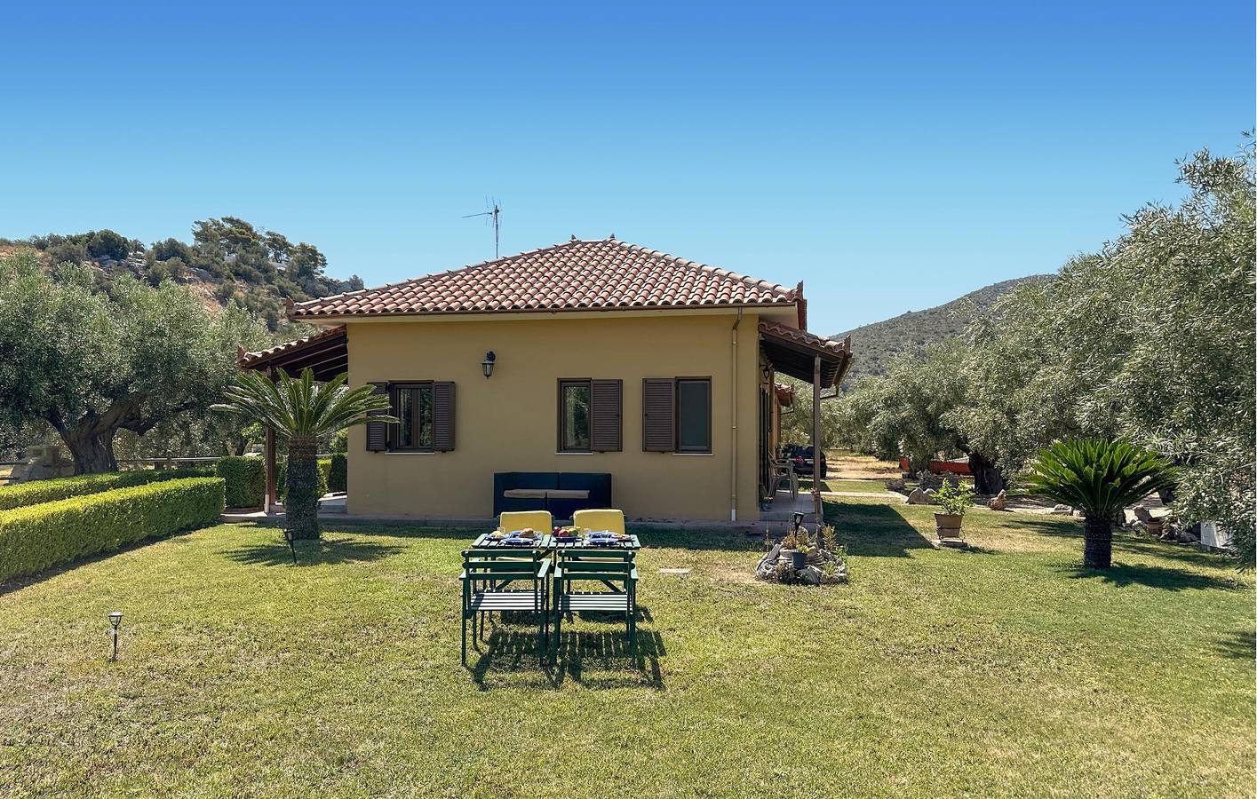 Apartamento con vistas a la montaña, aparcamiento, jardín, a 300 m de la costa y del centro de la ciudad in Agios Andrés, Kynouria