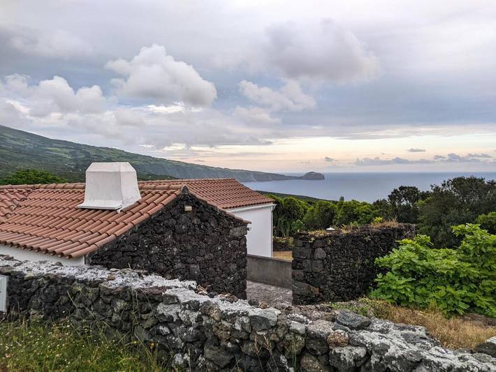 Location de vacances pour 4 personnes, avec jardin ainsi que vue et terrasse dans Capelo