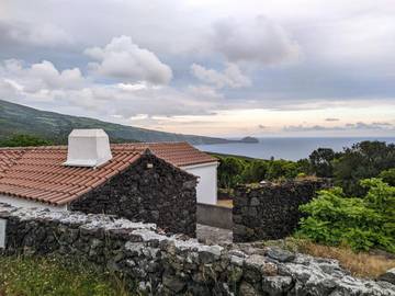Location de vacances pour 4 personnes, avec vue ainsi que jardin et terrasse dans Capelo