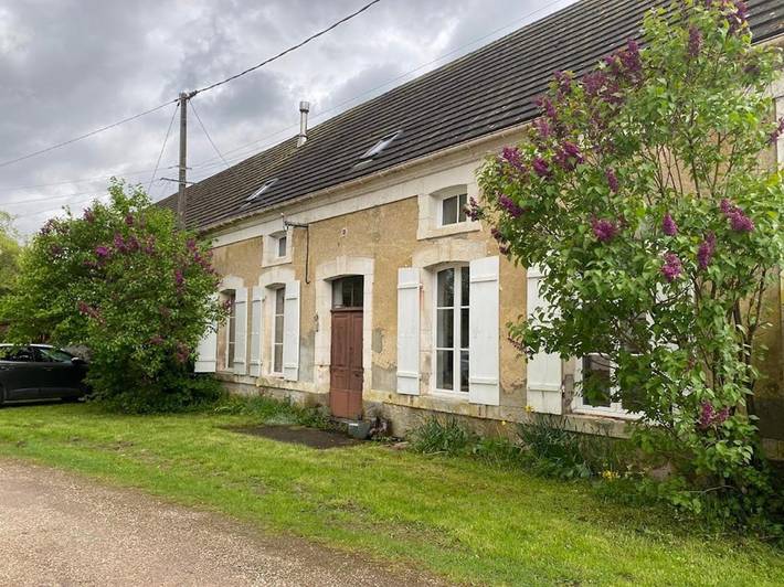 Location de vacances pour 17 personnes, avec jardin ainsi que terrasse et vue, animaux acceptés à Saint-Sauveur-en-Puisaye