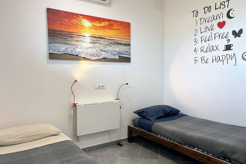 Entire apartment, Casa Zefiro, between sea and pine forest! in Fregene, Rome Province