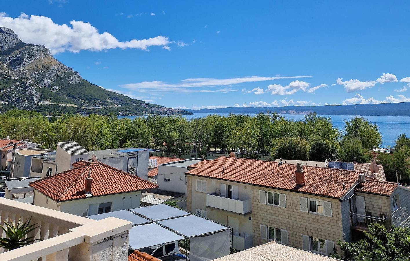 Ganze Ferienwohnung, Charmante Unterkunft, 2 km vom Strand entfernt: 90 m² große Wohnung mit Pool und Terrasse in Omis, Split-Dalmatien