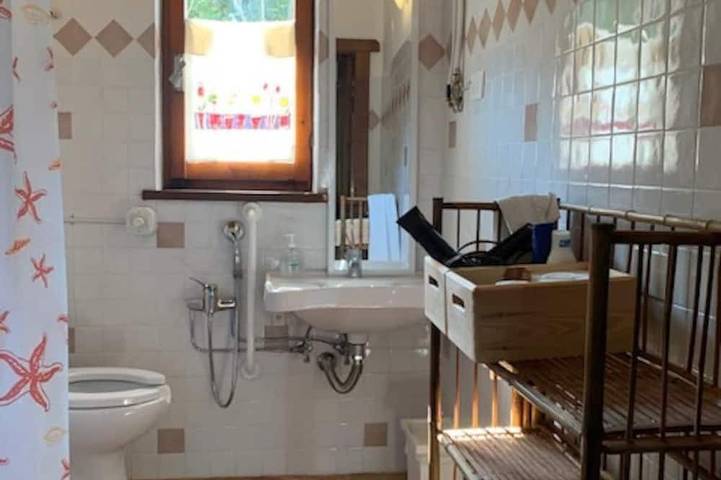 Casa vetrata su Le Marche, in azienda agricola biologica, immersa nella campagna in Urbino, Valle del Metauro
