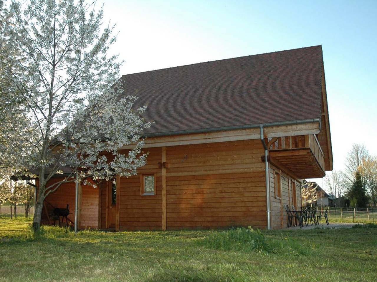 Chalet indépendant avec jardin et accès piscine près de St Pourçain in Louchy-Montfand, Allier
