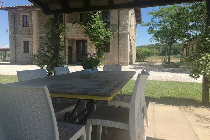 Ferienwohnung für 8 Personen, mit Garten und Pool sowie Balkon, mit Haustier